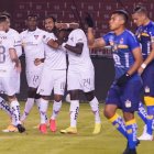 Moisés Corozo (c) es felicitado por sus compañeros de Liga de Quito tras marcar el gol con un potente tiro libre.