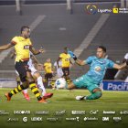Guayaquil City recibiendo a Barcelona en el estadio Chucho Benítez.