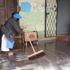 Las vecinas del lugar a apoyan en la desinfección de áreas comunes.