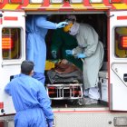 Casos sospechosos de COVID-19 llegan en ambulancias para hacerles la prueba PCR. Sobre todo a adultos mayores.