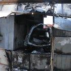 La puerta del garaje quedó destruida a causa de la explosión, mientras que el vehículo se quemó por completo.