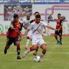 Jairo Rodríguez (8) disputa el balón con Muriel Orlando (9).