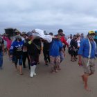 Compañeros pescadores siguieron el traslado del cuerpo de Arturo Tircio.