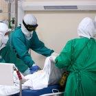 Los expertos creen que pueden existir varios pacientes que estén reinfectados y sean asintomáticos. Estos podrían estar infectando a más personas.