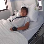 Joel tiene miedo de perder su brazo tras el ataque de un perro.