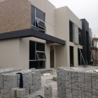 Un obrero trabaja en terminar una construcción en una ciudadela.