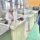 Un plástico deberá separar los puestos como medida de seguridad.