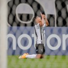 Franco es volante de contención, pero se transformó en goleador del Atlético Mineiro, en el festejo se arrodilló para darle las gracias a Dios.