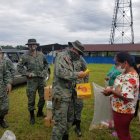 Los militares recomendaron a los comuneros cumplir con las medidas de bioseguridad.