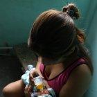 Stefanía dejó de inhalar heroína durante el primer mes de gestación de su segundo hijo, de menos de un mes de nacido.