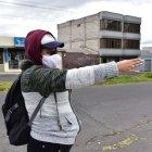 Michelle muestra con indignación el lugar donde fue asaltada por dos sujetos.