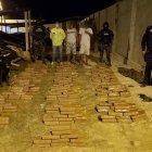 Además de la incautación de los 250 paquetes de alcaloide, detuvieron a dos hombres.