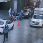 Personal del Cuerpo de Bomberos ayudó en el levantamiento del cadáver.