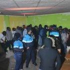 Las personas estaban en una casa que tenía como fachada la venta de comida.