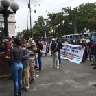 Más de  200 personas acudieron, usando ropa negra, hasta del cabildo porteño para pedir que reabran los centros de tolerancia.