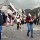 Unos cuantos vecinos hicieron el recorrido con santa Clara, usando mascarilla.