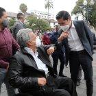 El presidente Lenín Moreno saluda 'de codo' con el ministro de Economía, Richard Martínez.