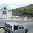 El templo se encuentra en una curva del kilómetro 1 de la carretera E28 en la entrada a Calacalí.