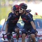 Increíble lo que hizo Richard Carapaz al llegar a la meta con su compañero Michal Kwiatkowski.