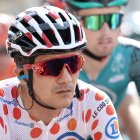 Richard Carapaz con la camiseta de lunares o de bolitas.