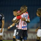 Carmelo Valencia se mandó un triplete ante el cuadro rayado.