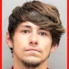 Justin Savoie llevaba oculta un arma en el ano. Sí, ahí mismo.