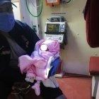 La niña fue atendida por paramédicos y luego llevada hasta un centro médico.