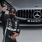 El piloto británico Lewis Hamilton celebra tras conseguir la pole en el circuito de Sochi.