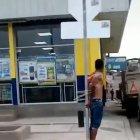 El individuo permaneció atado a la señalética por alrededor de 90 minutos.