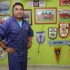 Leandro Simbaña se ha convertido en un personaje tradicional de El Nacional. Lleva diez años con su peculiar estilo.