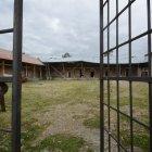 Hay invasores que  están desmantelando la propiedad.