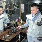 El joven no puede sostener una tijera, lo que le imposibilita trabajar en la peluquería.