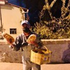 Ángel Pilco, pese a su edad, trata de llevar el sustento para su hogar.