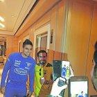 La noche antes del partido Christian Noboa con los zapatos que iba a usar tomándose una foto con un aficionado en el hotel Intercontinental.