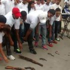 La entrega oficial de las armas que utilizaban los jóvenes, en 2007.