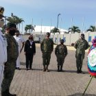 Una ofrenda floral se colocó al pie del monumento a Los Héroes.