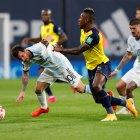 Pervis Estupiñán (6) cubrió a Lionel Messi en el carril izquierdo.