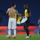 El astro del Barça intercambia la camiseta con Carlos Gruezo.