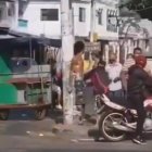 En el suburbio de la urbe, dos ciudadanos fueron amarrados a postes de alumbrado público. Supuestamente cometieron un asalto en una casa cercana.