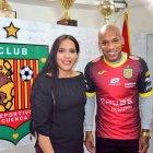 La presidenta del D. Cuenca Arq. Nataly  Villavicencio y Ely Esterilla ex jugador del Barcelona.