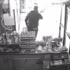 Un hombre finge hablar por teléfono mientras supuestamente roba en una tienda.