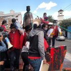 Las personas que llegaron hasta la calle Madrid amarraron cuerdas a la efigie e intentaron derribarla.