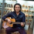 El cantante lleva 23 años en la música, 13 de los cuales han sido de forma profesional.