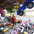 1. Miguel Bolaños tiene a la venta aproximadamente 100 carros, motos y monopatines de niños.