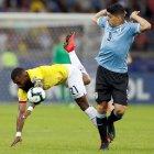 Luis Suárez (d) de Uruguay disputa un balón con Gabriel Achilier de Ecuador durante el partido Uruguay-Ecuador del Grupo C de la Copa América de Fútbol 2019, uno de los últimos duelos disputados. Este martes 13 de octubre ambas selecciones vuelven a rivalizar.