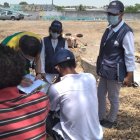 Funcionarios del MIES dialogan con dos personas que viven en las calles.