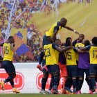 Jugadores de Ecuador celebran un gol de Michael Estrada ante Uruguay.