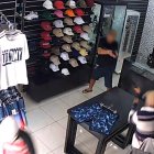El comerciante sacó una pistola de su pantalón y disparó contra los delincuentes.