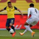 Ángel Mena frente al uruguayo Ronald Araujo en el partido jugado en el estadio Rodrigo Paz Delgado.