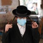 Referencial. Un hombre judío es sorprendido sin su mascarilla en Nueva York.